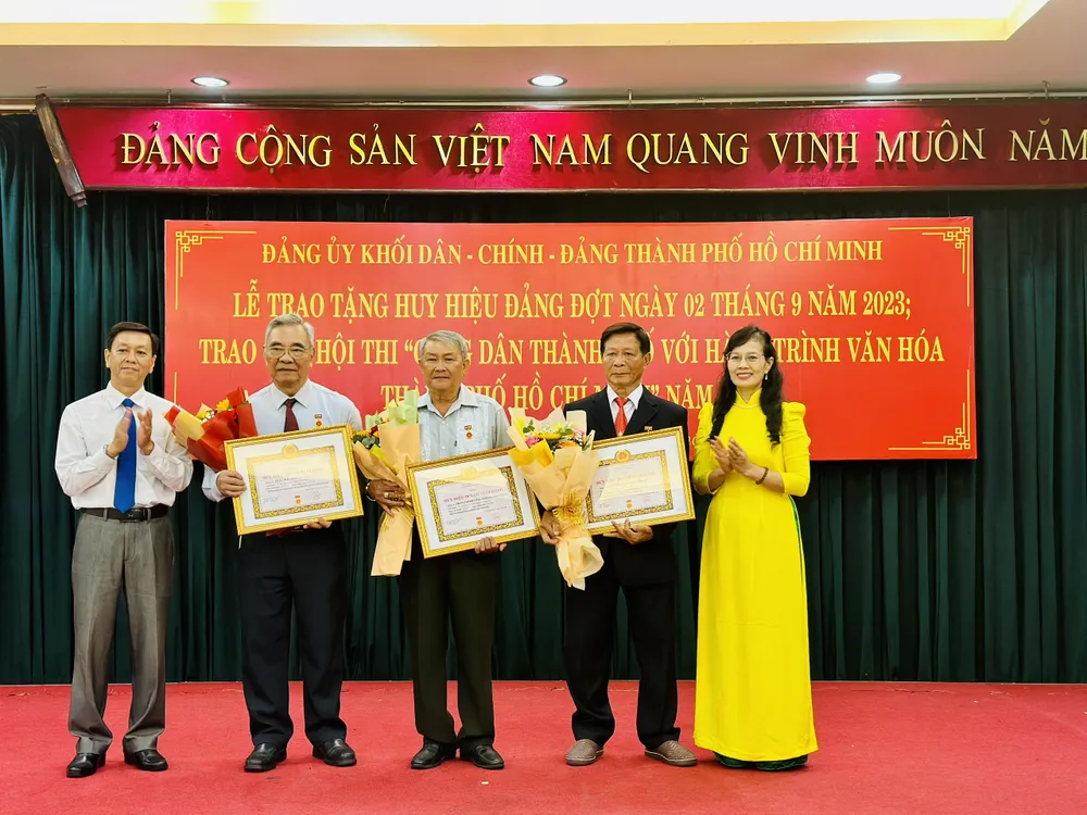 Lãnh đạo TPHCM và Đảng bộ Khối Dân – Chính – Đảng TPHCM trao Huy hiệu 50 năm tuổi Đảng đến các đảng viên