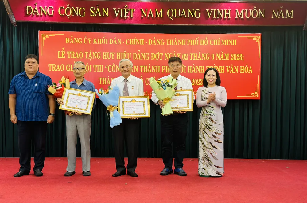 Lãnh đạo TPHCM và Đảng bộ Khối trao Huy hiệu Đảng đến các đảng viên