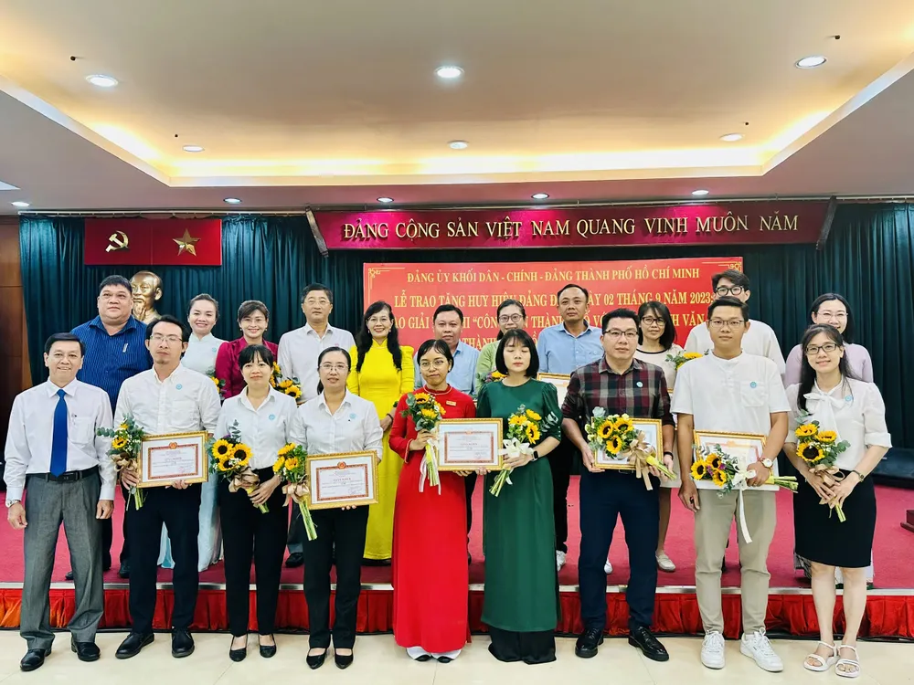 Trao khen thưởng cho tập thể, tác giả, nhóm tác giả tham gia Hội thi “Công dân thành phố với hành trình văn hóa TPHCM” năm 2023