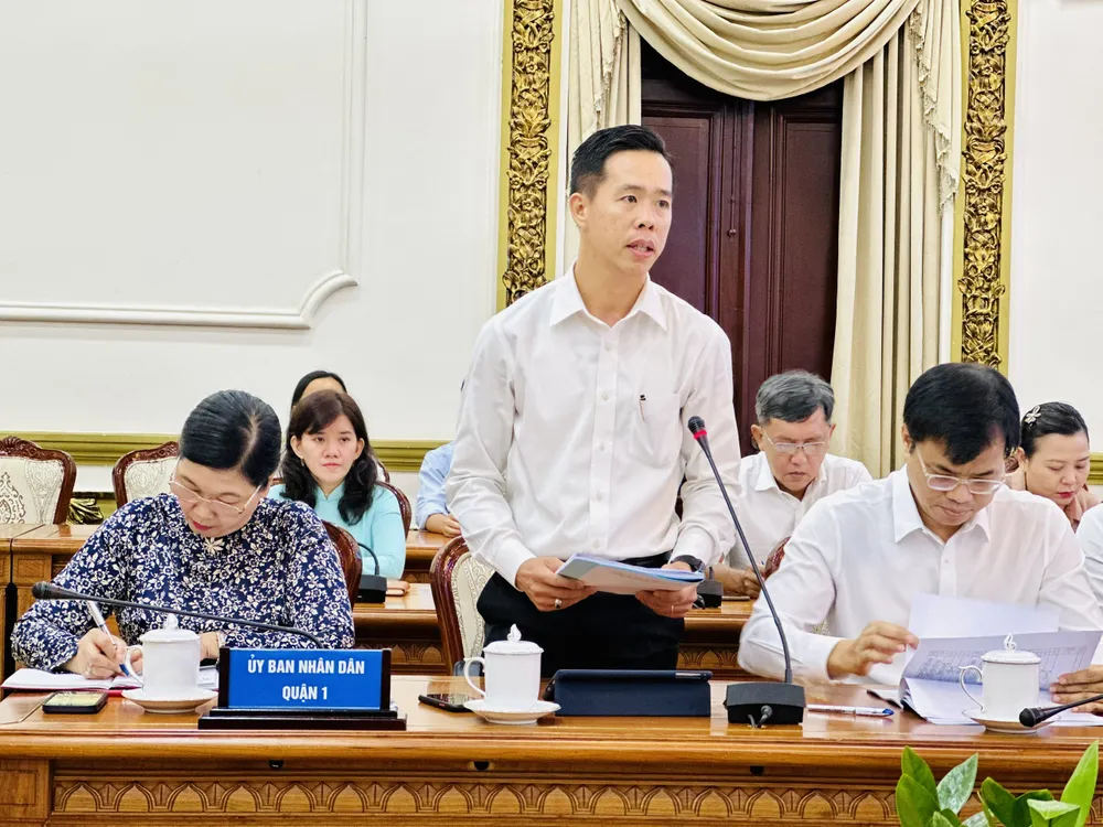 Lãnh đạo quận 1 báo cáo kết quả thực hiện Chỉ thị 19 của Ban Thường vụ Thành ủy về việc thực hiện cuộc vận động “Người dân TPHCM không xả rác ra đường và kênh rạch, vì thành phố sạch và giảm ngập nước”. Ảnh: CHÍ THẠCH Lãnh đạo quận 1 báo cáo kết quả thực hiện Chỉ thị 19 của Ban Thường vụ Thành ủy về việc thực hiện cuộc vận động “Người dân TPHCM không xả rác ra đường và kênh rạch, vì thành phố sạch và giảm ngập nước”. Ảnh: CHÍ THẠCH