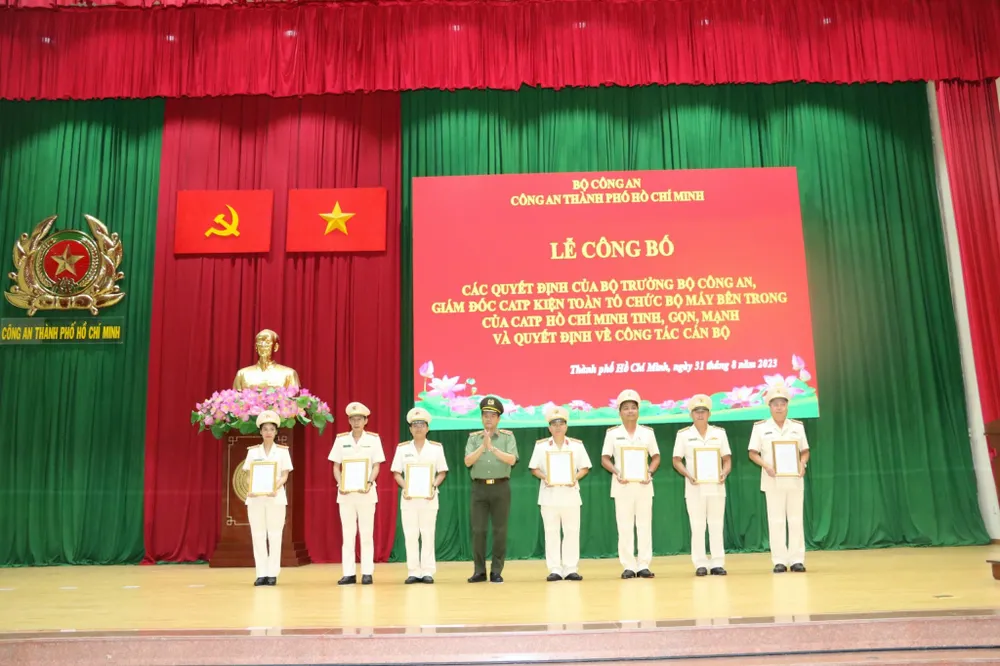 Giám đốc Công an TPHCM trao các quyết định cho các đơn vị trực thuộc Giám đốc Công an TPHCM trao các quyết định cho các đơn vị trực thuộc