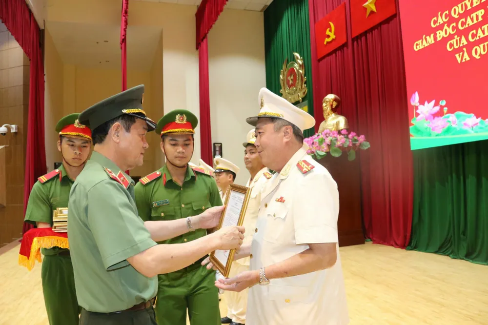 Thiếu tướng Lê Hồng Nam, Giám đốc Công an TPHCM trao quyết định của Bộ Công an về tổ chức bộ máy của Công an TPHCM cho lãnh đạo các đơn vị Thiếu tướng Lê Hồng Nam, Giám đốc Công an TPHCM trao quyết định của Bộ Công an về tổ chức bộ máy của Công an TPHCM cho lãnh đạo các đơn vị