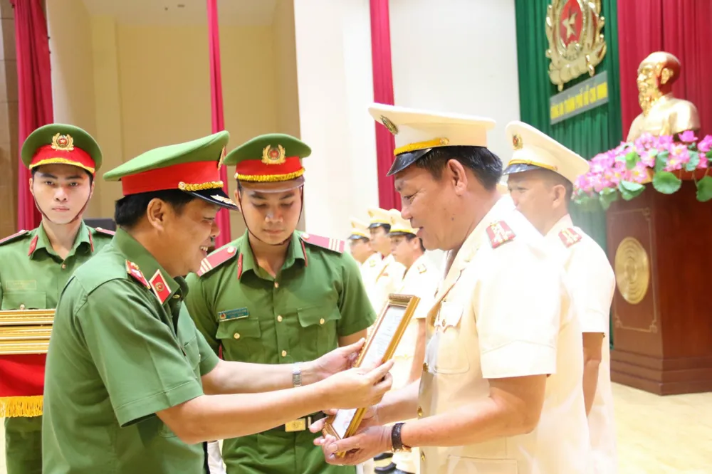 Thiếu tướng Nguyễn Thanh Hưởng, Phó Giám đốc Công an TPHCM trao quyết định của Giám đốc Công an TPHCM về công tác cán bộ cho các cá nhân Thiếu tướng Nguyễn Thanh Hưởng, Phó Giám đốc Công an TPHCM trao quyết định của Giám đốc Công an TPHCM về công tác cán bộ cho các cá nhân