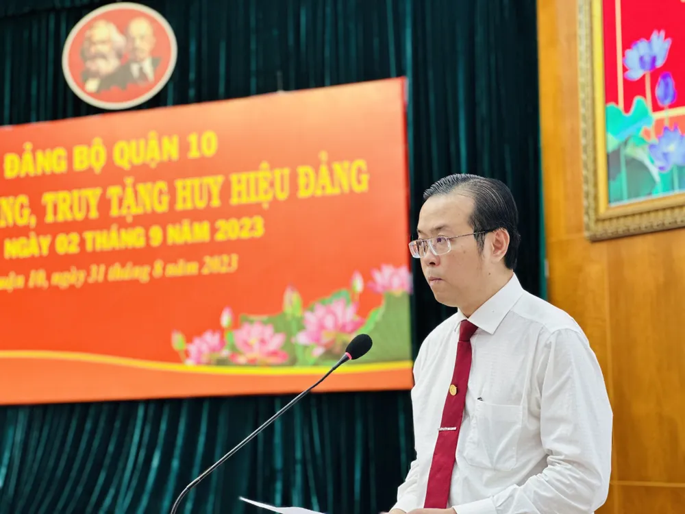 Bí thư Quận ủy quận 10 Lê Văn Minh phát biểu. Ảnh: CHÍ THẠCH Bí thư Quận ủy quận 10 Lê Văn Minh phát biểu. Ảnh: CHÍ THẠCH