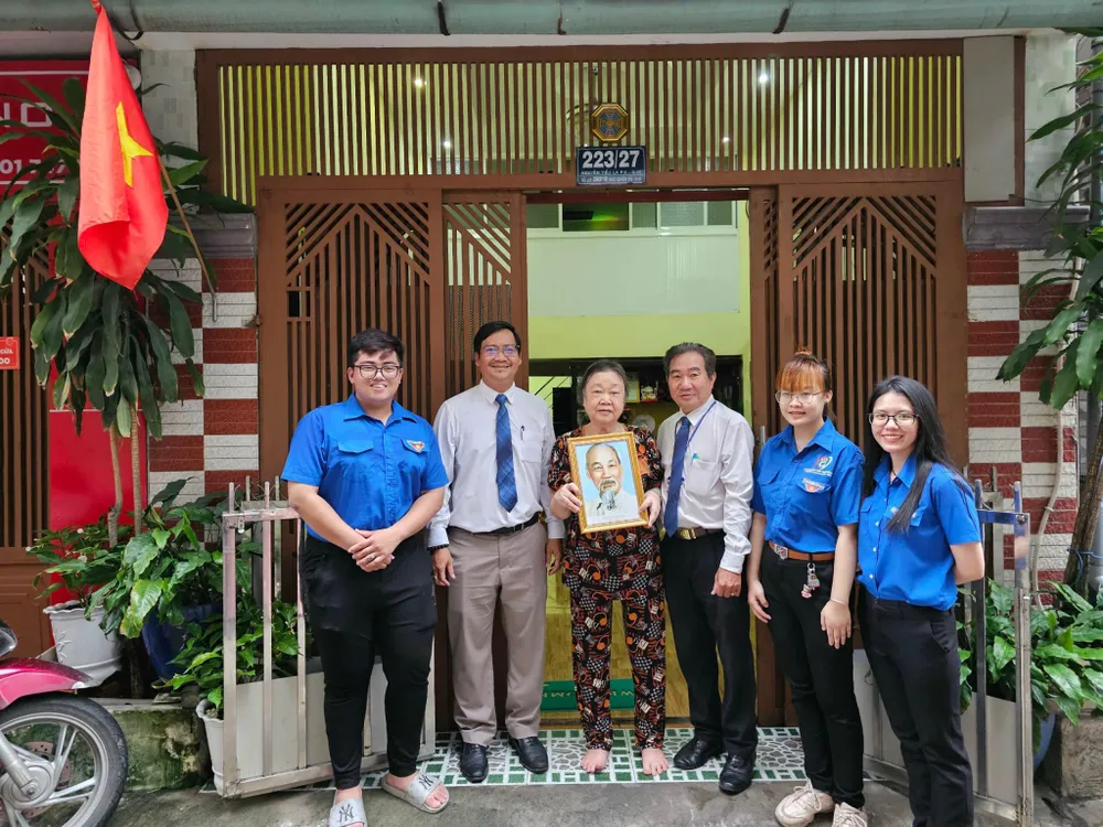 Trao tặng ảnh Bác Hồ cho các hộ dân ở tuyến hẻm