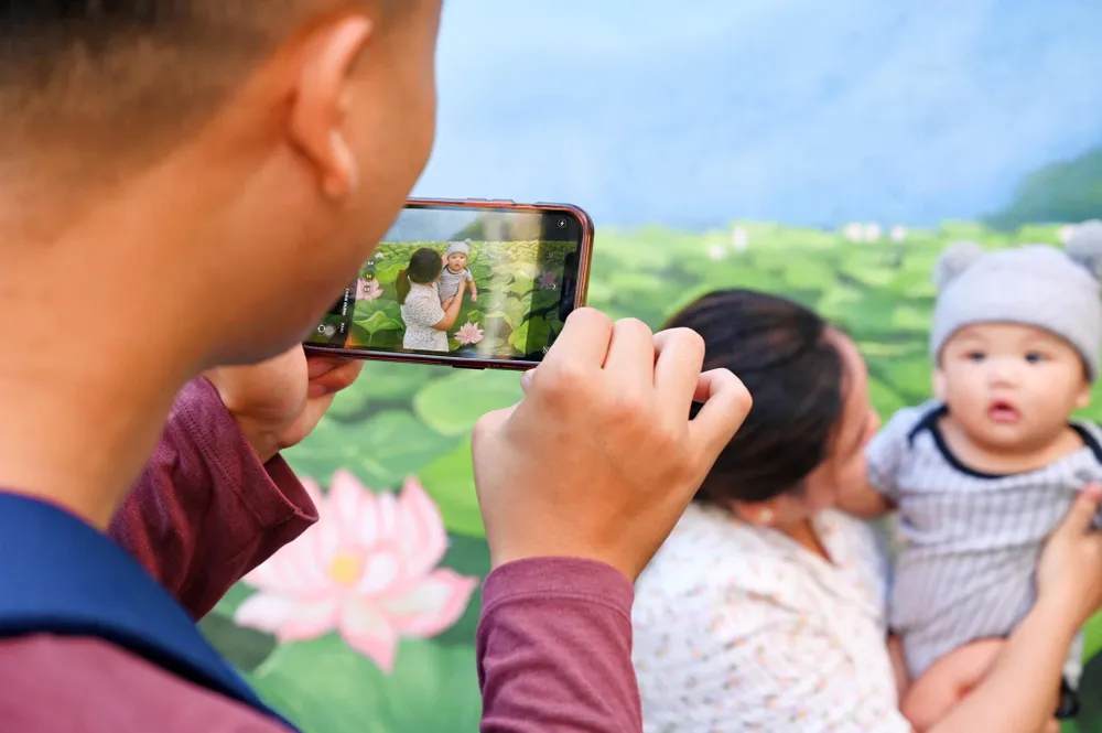 Người dân chụp các bức hình lưu niệm bên gia đình trong ngày lễ Quốc khánh