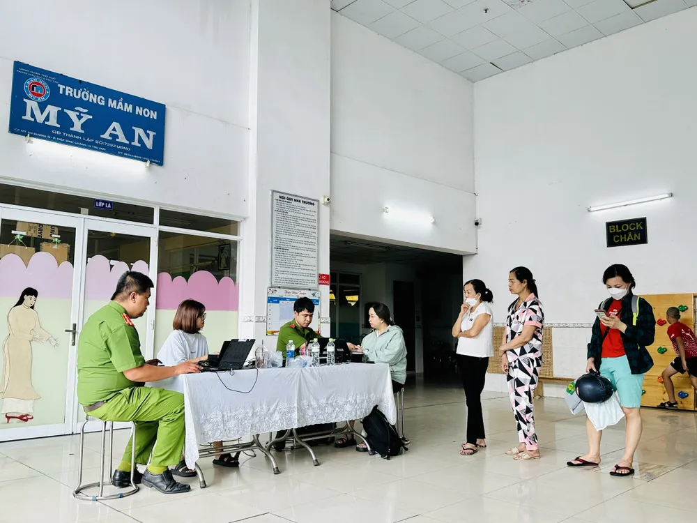 Cán bộ Công an TP Thủ Đức cấp khoản định danh điện tử mức 2 cho người dân. Ảnh: CHÍ THẠCH Cán bộ Công an TP Thủ Đức cấp khoản định danh điện tử mức 2 cho người dân. Ảnh: CHÍ THẠCH