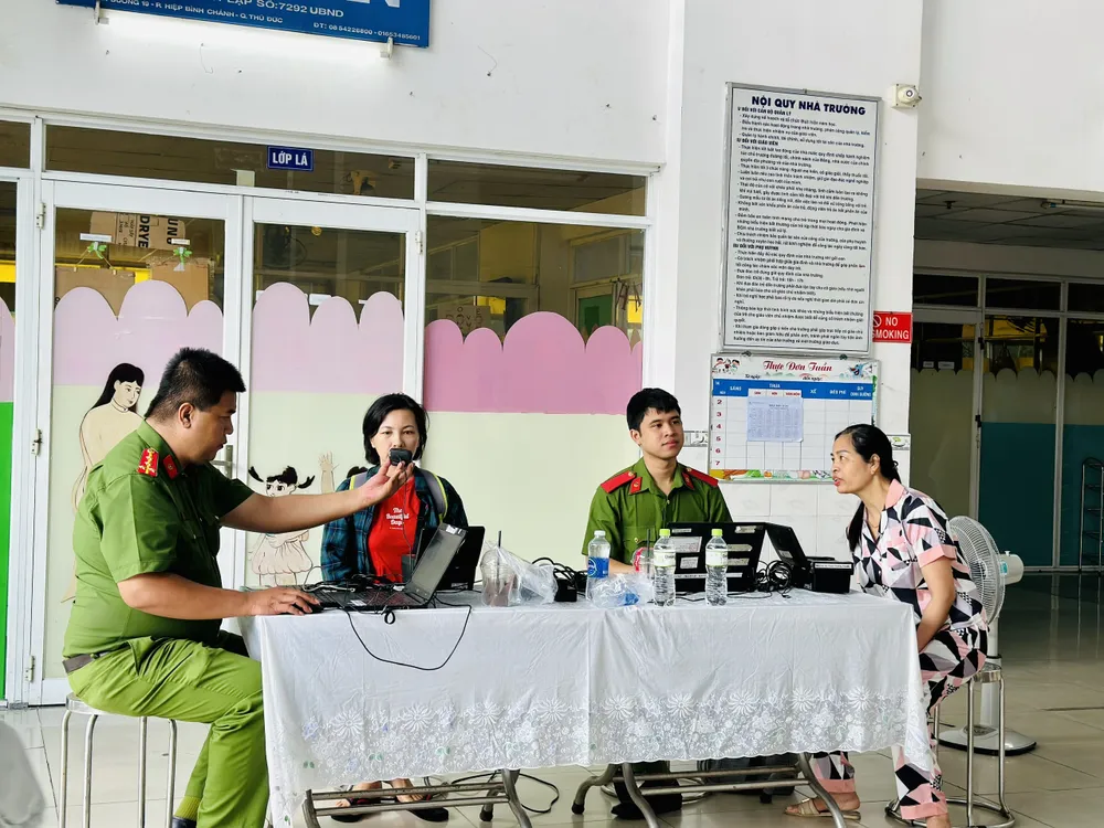 Người dân được cán bộ Công an chụp ảnh để cấp tài khoản định danh điện tử mức 2. Ảnh: CHÍ THẠCH Người dân được cán bộ Công an chụp ảnh để cấp tài khoản định danh điện tử mức 2. Ảnh: CHÍ THẠCH