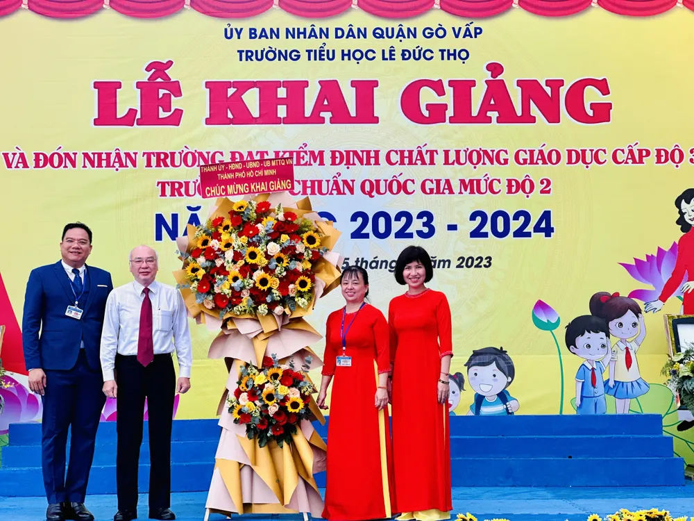 Trưởng Ban Tuyên giáo Thành ủy TPHCM Phan Nguyễn Như Khuê tặng hoa cho ban giám hiệu nhân dịp khai giảng. Ảnh: CHÍ THẠCH Trưởng Ban Tuyên giáo Thành ủy TPHCM Phan Nguyễn Như Khuê tặng hoa cho ban giám hiệu nhân dịp khai giảng. Ảnh: CHÍ THẠCH