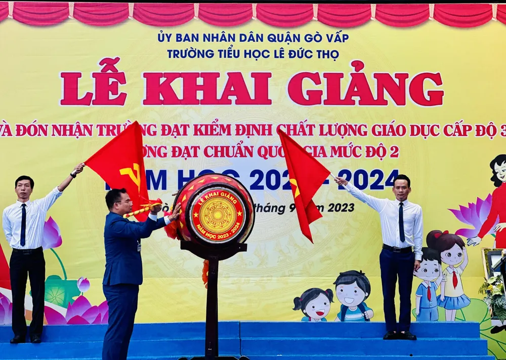 Thầy Dương Trần Bình, Hiệu trưởng nhà trường đánh trống khai giảng năm học mới. Ảnh: CHÍ THẠCH Thầy Dương Trần Bình, Hiệu trưởng nhà trường đánh trống khai giảng năm học mới. Ảnh: CHÍ THẠCH