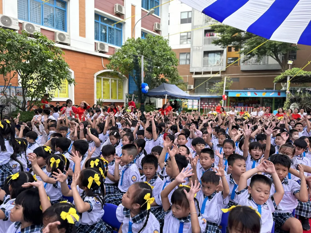 Các em học sinh dự khai giảng năm học mới tại Trường Tiểu học Lê Đức Thọ (quận Gò Vấp, TPHCM). Ảnh: CHÍ THẠCH Các em học sinh dự khai giảng năm học mới tại Trường Tiểu học Lê Đức Thọ (quận Gò Vấp, TPHCM). Ảnh: CHÍ THẠCH