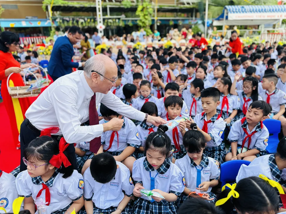 Trưởng Ban Tuyên giáo Thành ủy TPHCM Phan Nguyễn Như Khuê tặng quà cho các em học sinh. Ảnh: CHÍ THẠCH Trưởng Ban Tuyên giáo Thành ủy TPHCM Phan Nguyễn Như Khuê tặng quà cho các em học sinh. Ảnh: CHÍ THẠCH