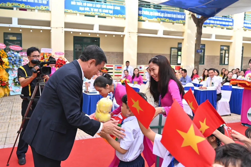 Giám đốc Công an TPHCM tặng quà các em học sinh Giám đốc Công an TPHCM tặng quà các em học sinh