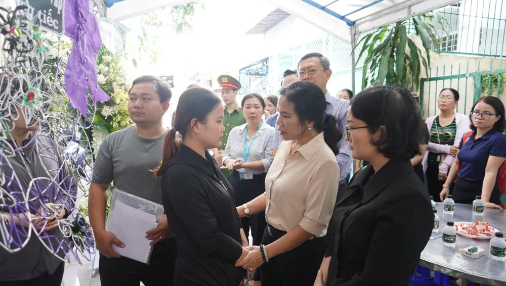 Lãnh đạo quận Gò Vấp thăm hỏi, động viên người thân và gia đình 2 trẻ em tử vong trong vụ cháy