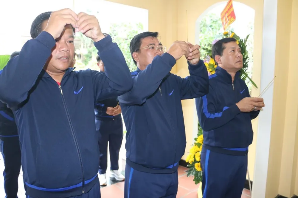 Đoàn dâng hương, hương dâng hoa tưởng nhớ các Anh hùng liệt sĩ tại Nhà tưởng niệm liệt sĩ Đoàn dâng hương, hương dâng hoa tưởng nhớ các Anh hùng liệt sĩ tại Nhà tưởng niệm liệt sĩ