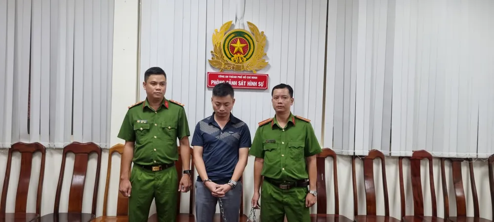 Công an thi hành quyết định với 2 bị can Công an thi hành quyết định với 2 bị can