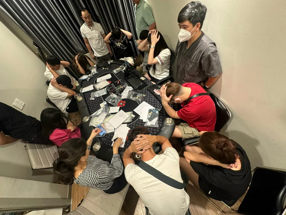 Nhóm đối tượng lúc công an ập vào khống chế bắt giữ Nhóm đối tượng lúc công an ập vào khống chế bắt giữ