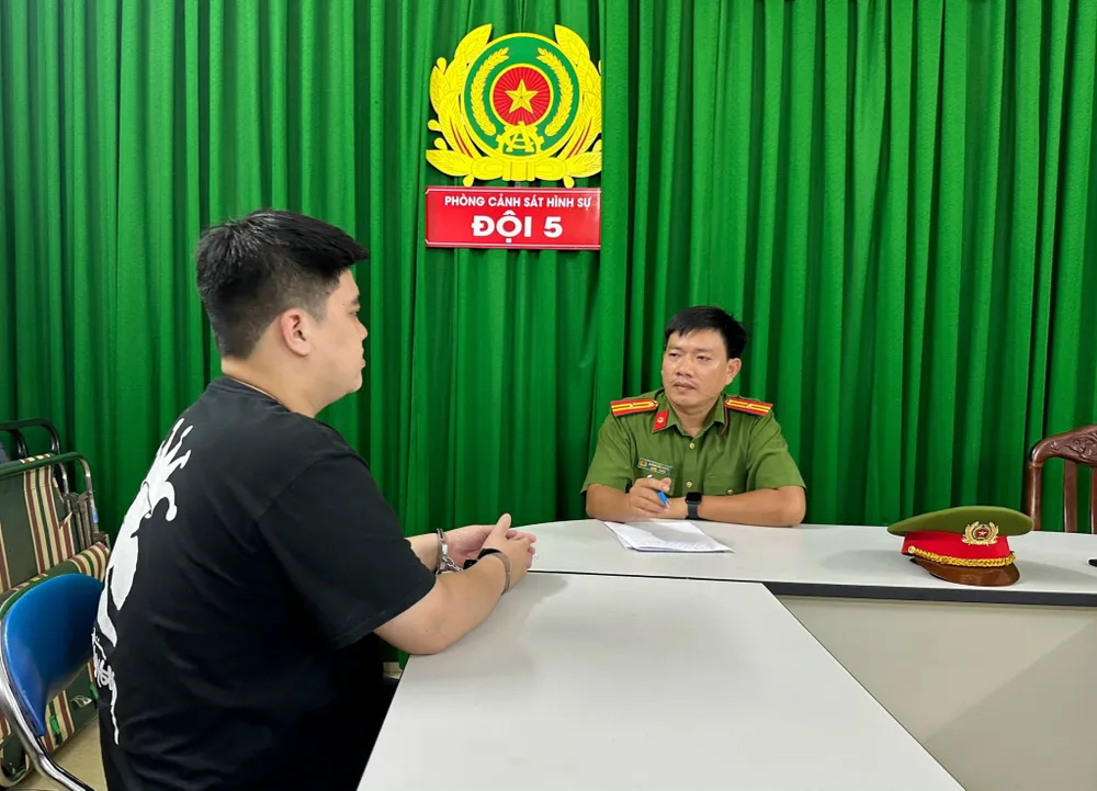 Công an lấy lời khai các đối tượng Công an lấy lời khai các đối tượng