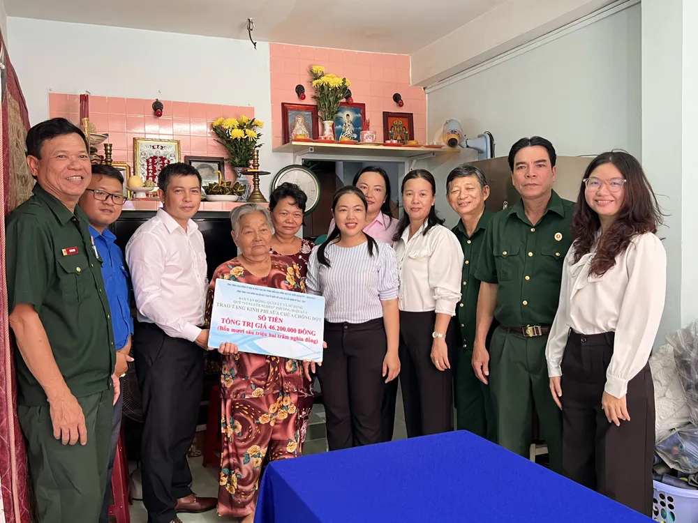 Quận 6 trao bảng tượng trưng kinh phí sửa chữa căn nhà tình thương cho hộ bà Đỗ Thị Nâu