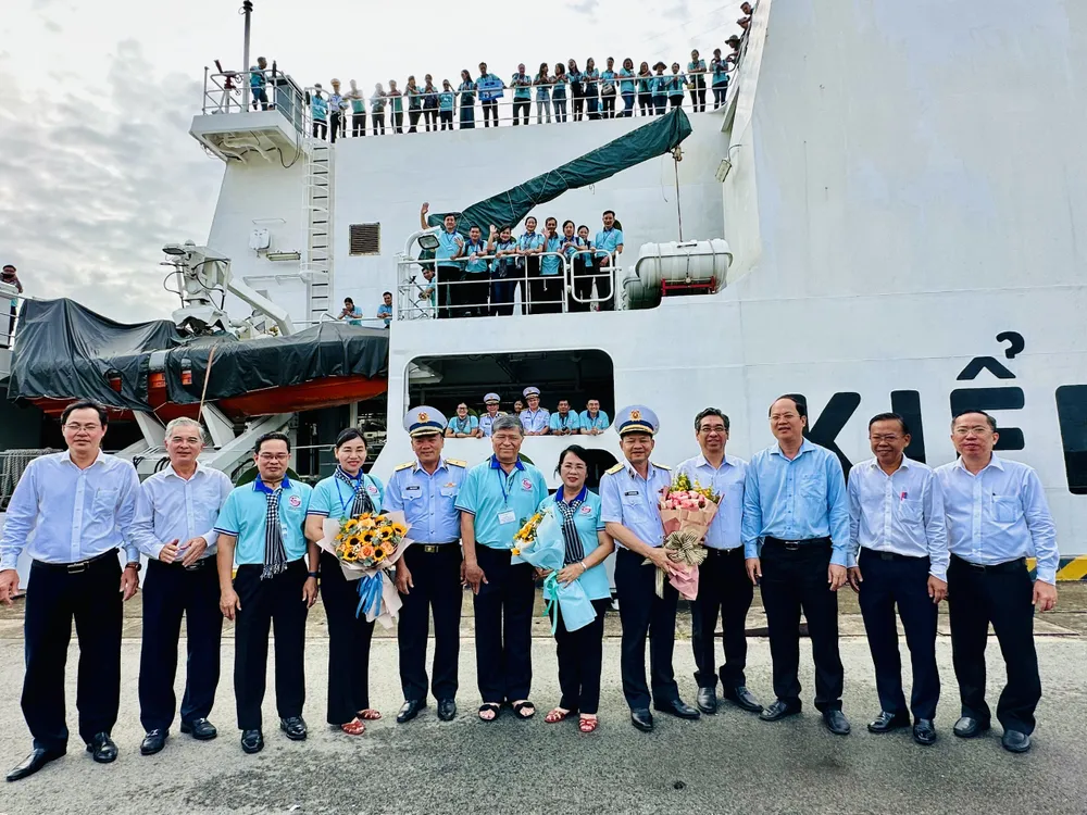 Các đại biểu chụp hình lưu niệm trước khi xuất phát. Ảnh: CHÍ THẠCH