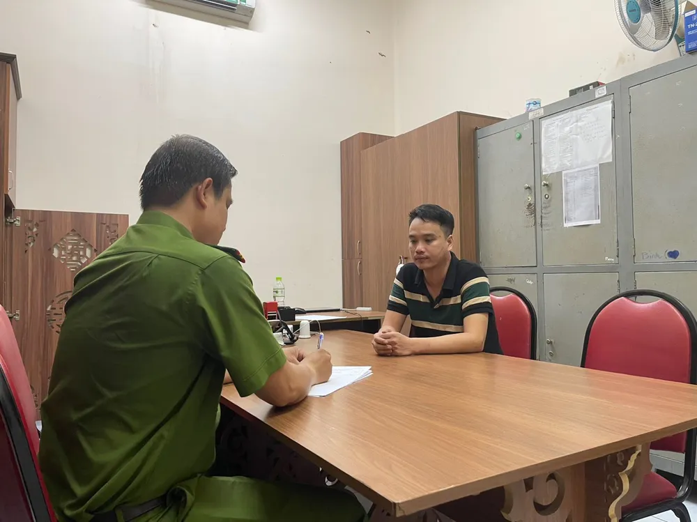 Công an lấy lời khai 2 đối tượng Công an lấy lời khai 2 đối tượng