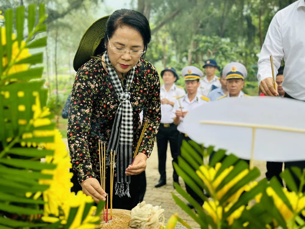 Chủ tịch Ủy ban MTTQ Việt Nam TPHCM Trần Kim Yến thắp hương tưởng niệm các Anh hùng liệt sĩ. Ảnh: CHÍ THẠCH