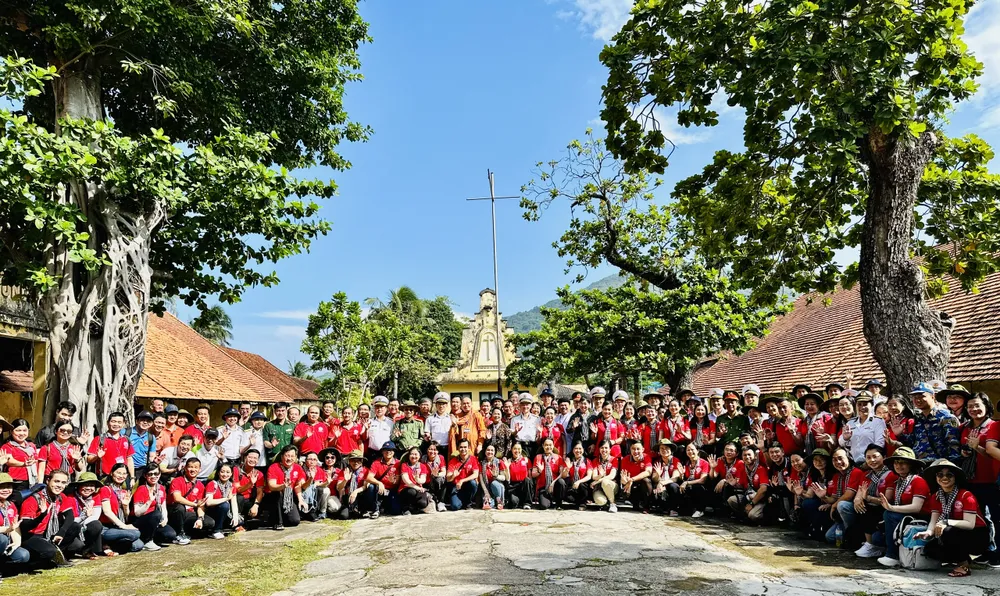 Đoàn chụp hình ở Trại giam Phú Hải. Ảnh: CHÍ THẠCH