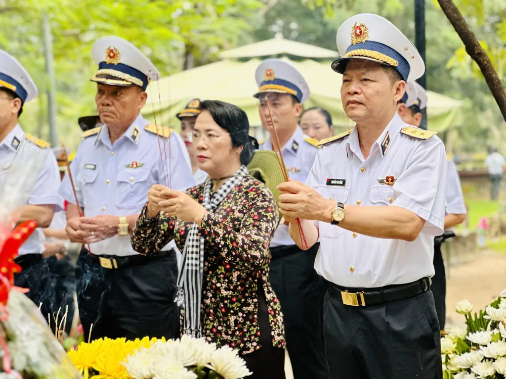 Đoàn dâng hương, dâng hoa tưởng nhớ các Anh hùng liệt sĩ tại Nghĩa trang Hàng Dương. Ảnh: CHÍ THẠCH