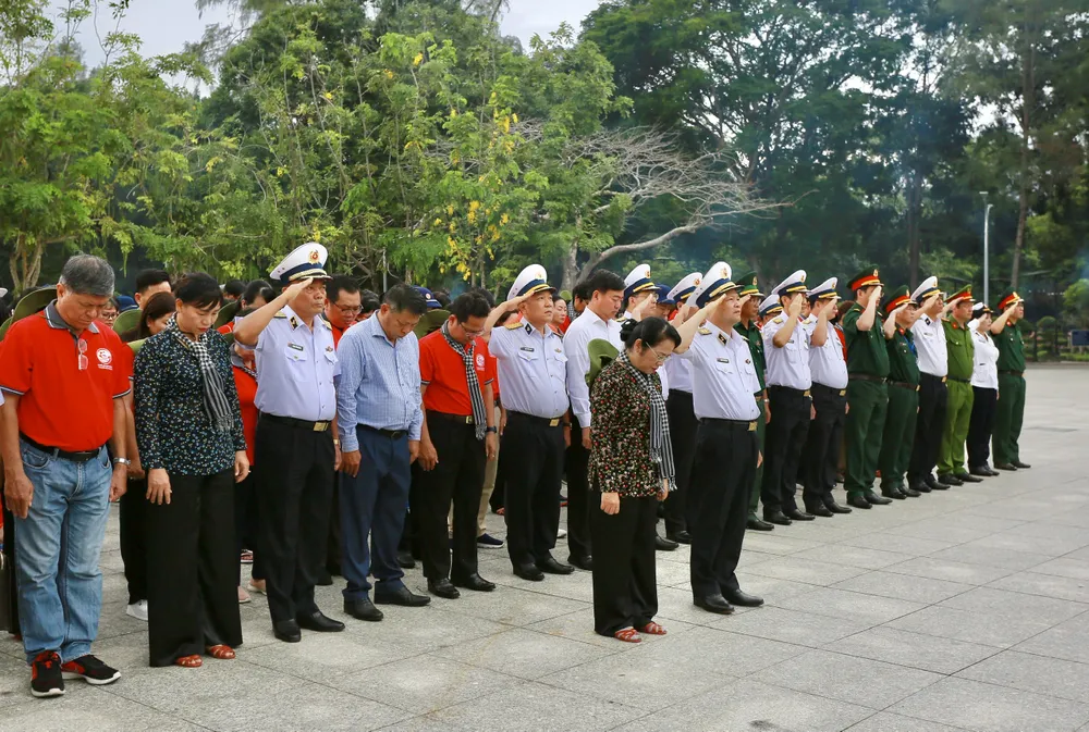 Đoàn dành phút mặc niệm tưởng nhớ các Anh hùng liệt sĩ tại Nghĩa trang Hàng Dương. Ảnh: CHÍ THẠCH