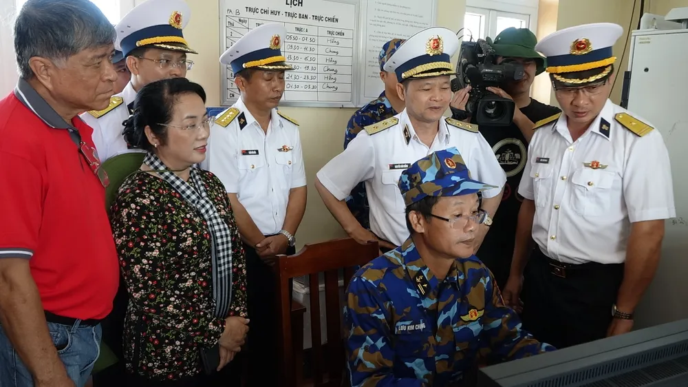 Đoàn thăm trạm Rađa 590 ở huyện Côn Đảo. Ảnh: CHÍ THẠCH