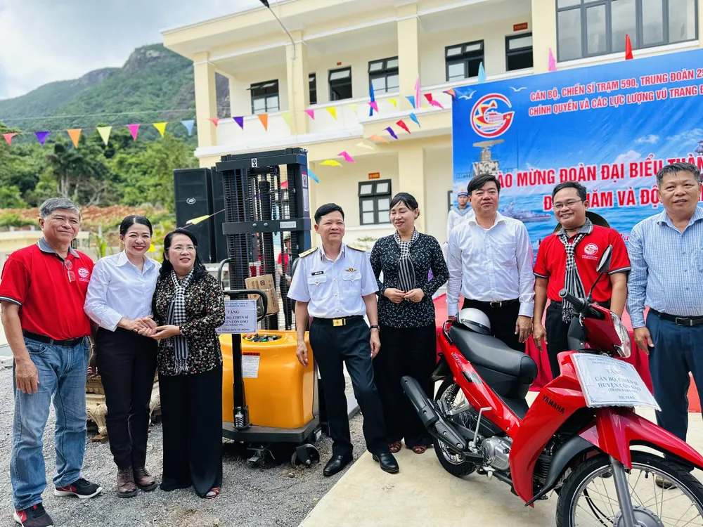 Thành viên Đoàn công tác ân cần thăm hỏi, động viên và tặng quà cán bộ, chiến sĩ, người dân ở các đảo vùng biển Tây Nam và Nhà giàn DK1-10. Ảnh: CHÍ THẠCH Thành viên Đoàn công tác ân cần thăm hỏi, động viên và tặng quà cán bộ, chiến sĩ, người dân ở các đảo vùng biển Tây Nam và Nhà giàn DK1-10. Ảnh: CHÍ THẠCH