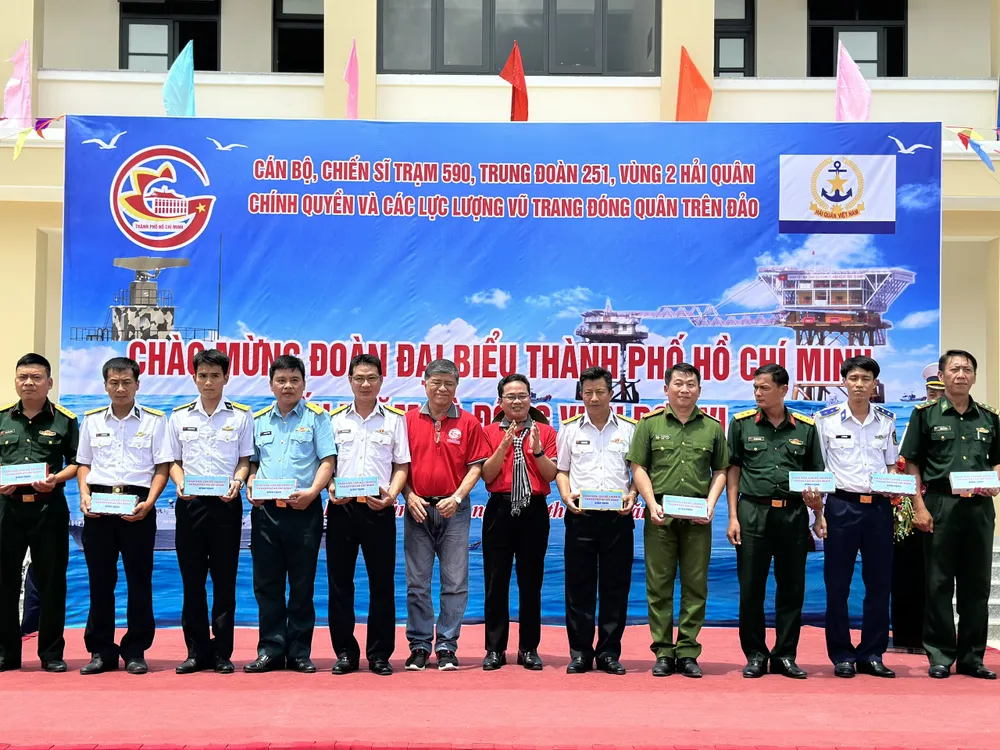 Đoàn tặng quà cán bộ, chiến sĩ và nhân dân huyện Côn Đảo, tỉnh Bà Rịa - Vũng Tàu. Ảnh: CHÍ THẠCH