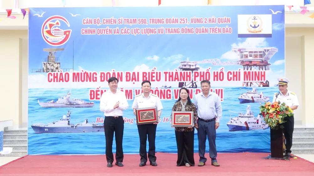 Trung đoàn 251 gửi tặng đoàn đại biểu TPHCM món quà là những sản phẩm do chính cán bộ, chiến sĩ tăng gia sản xuất tại đơn vị. Ảnh: CHÍ THẠCH