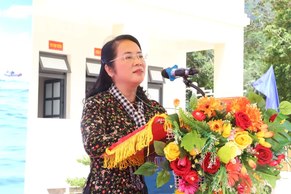 Chủ tịch Ủy ban MTTQ Việt Nam TPHCM Trần Kim Yến chia sẻ với cán bộ, chiến sĩ và nhân dân ở Côn Đảo. Ảnh: CHÍ THẠCH