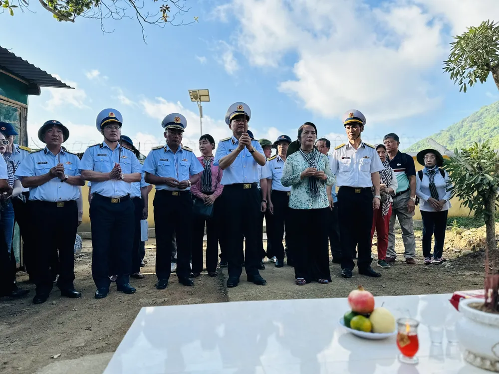 Đoàn cũng đã đến dâng hương tại bia tưởng niệm của thầy giáo, chiến sĩ cách mạng Phan Ngọc Hiển. Ảnh: CHÍ THẠCH Đoàn cũng đã đến dâng hương tại bia tưởng niệm của thầy giáo, chiến sĩ cách mạng Phan Ngọc Hiển. Ảnh: CHÍ THẠCH