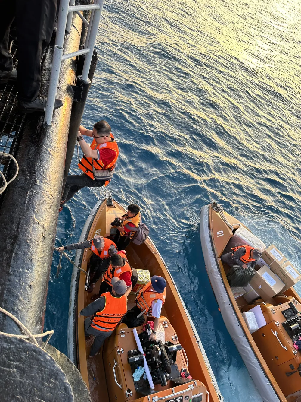 Các đại biểu của đoàn công tác TPHCM leo thang để lên Nhà giàn giữa những đợt sóng lớn. Ảnh: CHÍ THẠCH Các đại biểu của đoàn công tác TPHCM leo thang để lên Nhà giàn giữa những đợt sóng lớn. Ảnh: CHÍ THẠCH