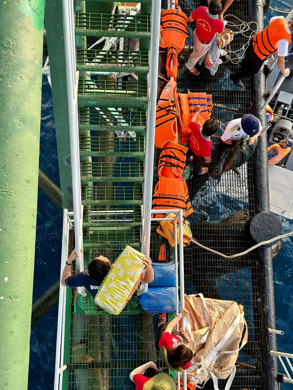 Các phần quà được các thành viên đoàn chuyển lên Nhà giàn. Ảnh: CHÍ THẠCH Các phần quà được các thành viên đoàn chuyển lên Nhà giàn. Ảnh: CHÍ THẠCH