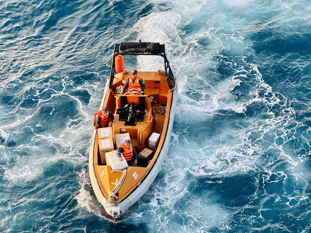 Đoàn dùng xuồng để chuyển quà tới Nhà giàn. Ảnh: CHÍ THẠCH Đoàn dùng xuồng để chuyển quà tới Nhà giàn. Ảnh: CHÍ THẠCH