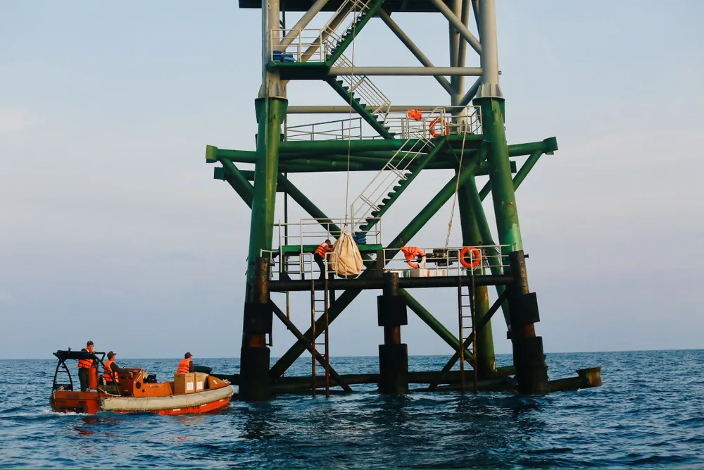 Những phần quà được kéo lên Nhà giàn bằng dây. Ảnh: CHÍ THẠCH Những phần quà được kéo lên Nhà giàn bằng dây. Ảnh: CHÍ THẠCH