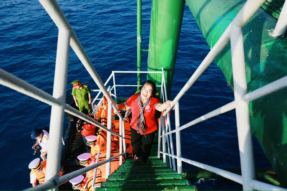 Chủ tịch Ủy ban MTTQ Việt Nam TPHCM Trần Kim Yến di chuyển bằng lối cầu thang sắt để lên thăm cán bộ, chiến sĩ Nhà giàn DK1/10. Ảnh: CHÍ THẠCH Chủ tịch Ủy ban MTTQ Việt Nam TPHCM Trần Kim Yến di chuyển bằng lối cầu thang sắt để lên thăm cán bộ, chiến sĩ Nhà giàn DK1/10. Ảnh: CHÍ THẠCH