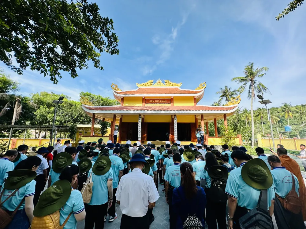 Đoàn dành phút mặc niệm tại Đền Thổ Châu. Ảnh: CHÍ THẠCH Đoàn dành phút mặc niệm tại Đền Thổ Châu. Ảnh: CHÍ THẠCH