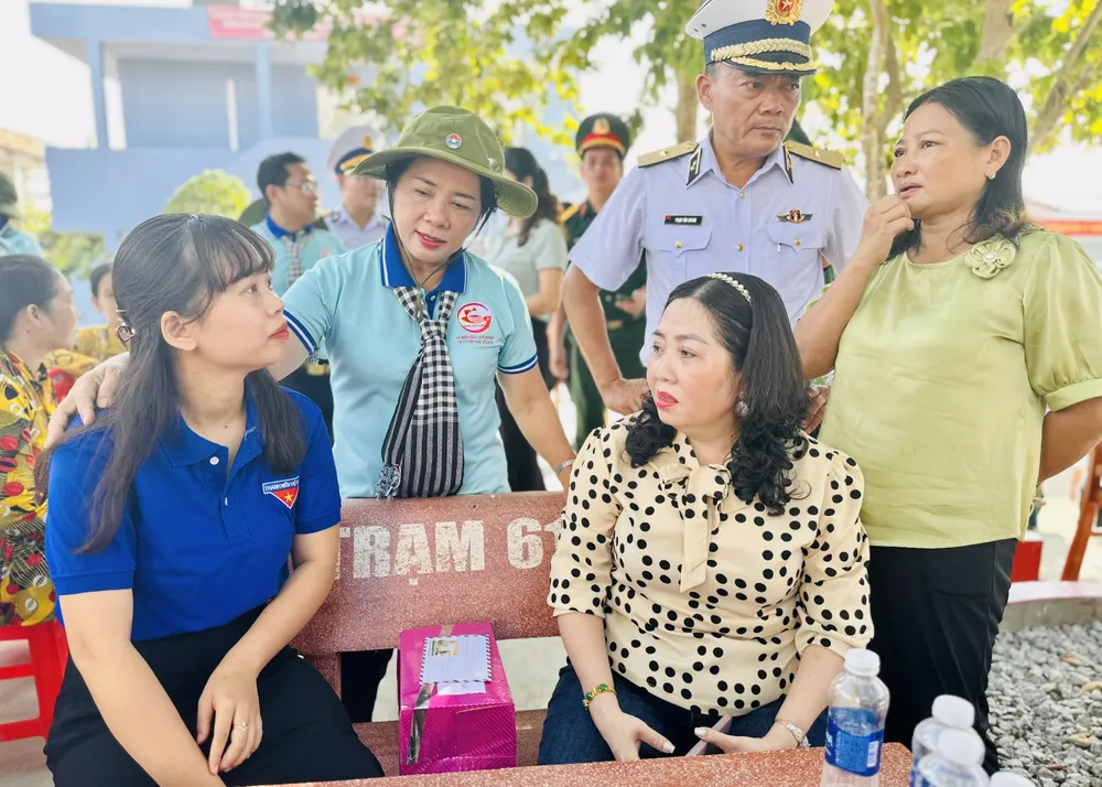 Chủ tịch Ủy ban MTTQ Việt Nam TPHCM Trần Kim Yến thăm hỏi người dân ở đảo Thổ Chu. Ảnh: CHÍ THẠCH Chủ tịch Ủy ban MTTQ Việt Nam TPHCM Trần Kim Yến thăm hỏi người dân ở đảo Thổ Chu. Ảnh: CHÍ THẠCH