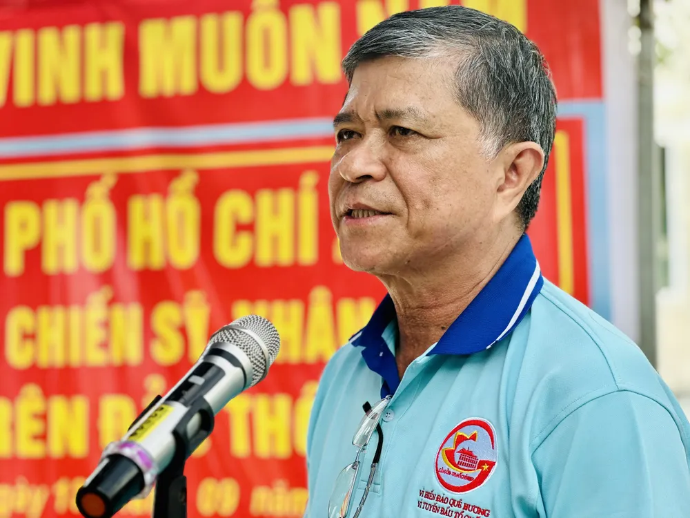 Giám đốc Sở GD-ĐT TPHCM Nguyễn Văn Hiếu chia sẻ tình cảm với cán bộ, chiến sĩ và người dân trên đảo Thổ Chu. Ảnh: CHÍ THẠCH Giám đốc Sở GD-ĐT TPHCM Nguyễn Văn Hiếu chia sẻ tình cảm với cán bộ, chiến sĩ và người dân trên đảo Thổ Chu. Ảnh: CHÍ THẠCH