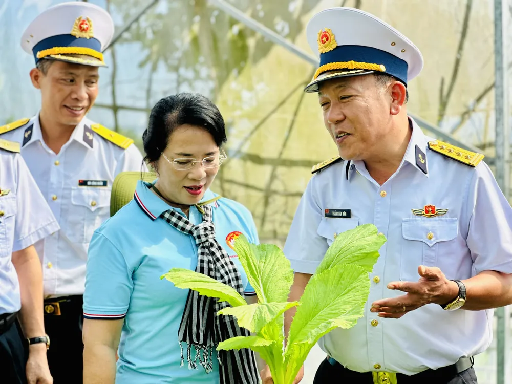 Đoàn tham quan khu vực tăng gia sản xuất do cán bộ, chiến sĩ tự trồng, chăm sóc. Ảnh: CHÍ THẠCH Đoàn tham quan khu vực tăng gia sản xuất do cán bộ, chiến sĩ tự trồng, chăm sóc. Ảnh: CHÍ THẠCH