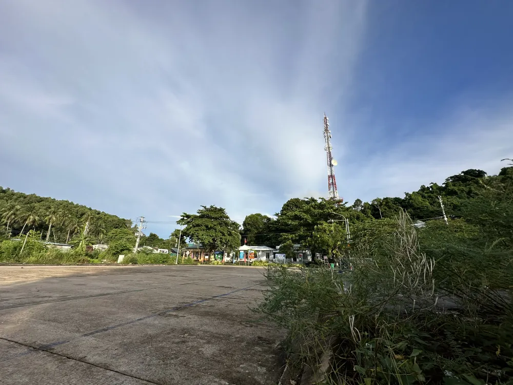 Đảo Hòn Đốc là hòn đảo lớn nhất trong 16 đảo nằm trong quần đảo Hải Tặc, phía Đông giáp thị xã Hà Tiên, phía Tây giáp đảo Phú Quốc, phía Bắc giáp tỉnh Kam Pot của Campuchia. Ảnh: CHÍ THẠCH Đảo Hòn Đốc là hòn đảo lớn nhất trong 16 đảo nằm trong quần đảo Hải Tặc, phía Đông giáp thị xã Hà Tiên, phía Tây giáp đảo Phú Quốc, phía Bắc giáp tỉnh Kam Pot của Campuchia. Ảnh: CHÍ THẠCH