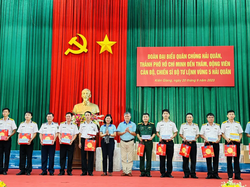 Đoàn tặng các phần quà cho cán bộ chiến sĩ. Ảnh: CHÍ THẠCH