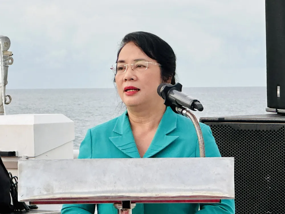 Chủ tịch Ủy ban MTTQ Việt Nam TPHCM Trần Kim Yến chia sẻ về chuyến hải trình. Ảnh: CHÍ THẠCH