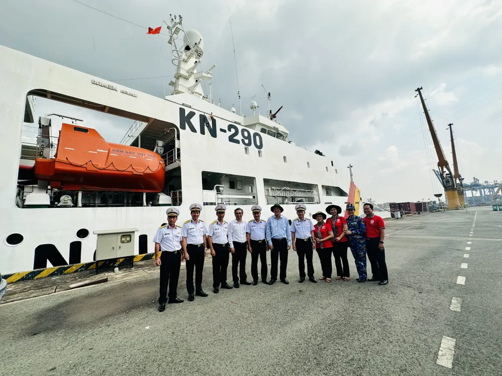 Lãnh đạo các đơn vị chụp ảnh lưu niệm bên cạnh tàu KN290. Ảnh: CHÍ THẠCH Lãnh đạo các đơn vị chụp ảnh lưu niệm bên cạnh tàu KN290. Ảnh: CHÍ THẠCH