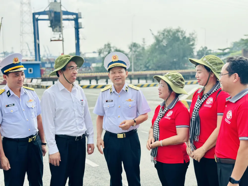 Đồng chí Nguyễn Phước Lộc, Trưởng Ban Tổ chức Thành ủy TPHCM, thăm hỏi chúc mừng các thành viên trong đoàn. Ảnh: CHÍ THẠCH Đồng chí Nguyễn Phước Lộc, Trưởng Ban Tổ chức Thành ủy TPHCM, thăm hỏi chúc mừng các thành viên trong đoàn. Ảnh: CHÍ THẠCH