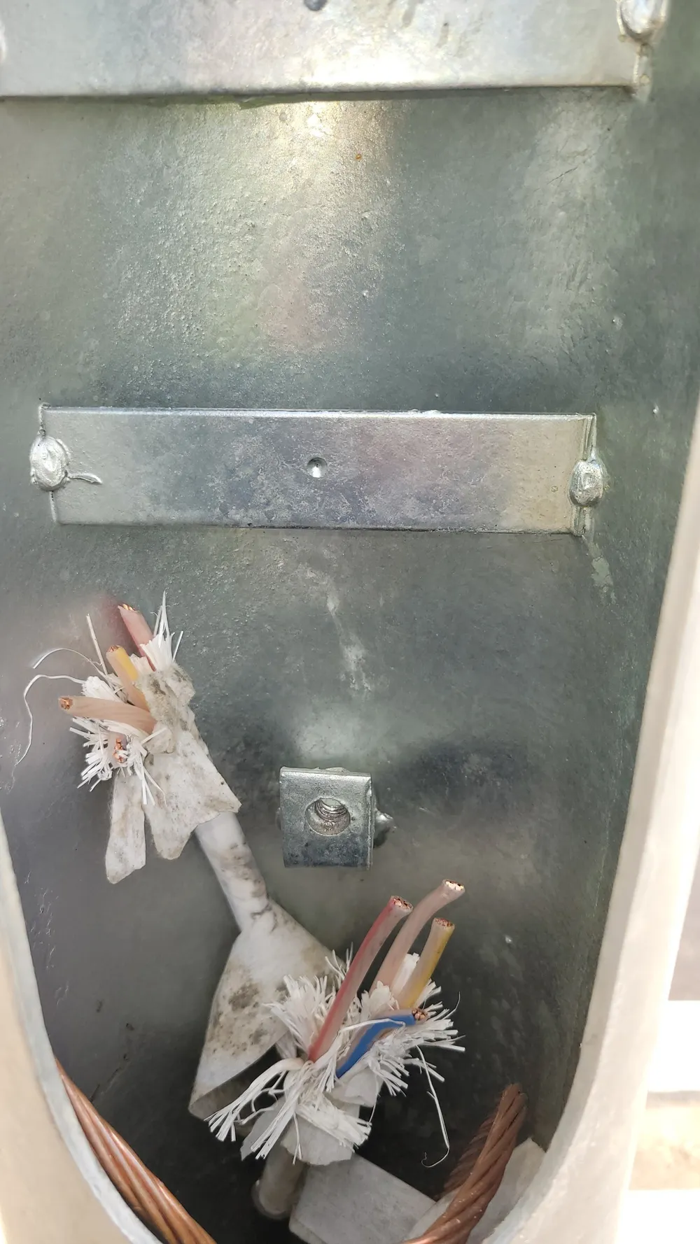 Nhiều trụ đèn chiếu sáng bị cạy mở nắp để cắt trộm dây cáp Nhiều trụ đèn chiếu sáng bị cạy mở nắp để cắt trộm dây cáp